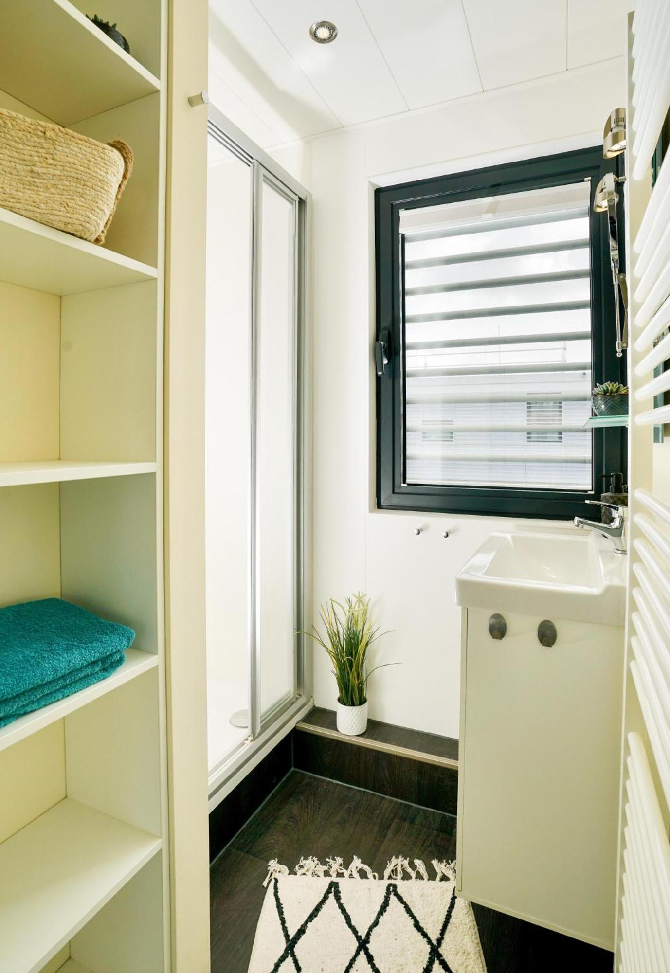 Exklusives Ostsee-Hausboot, Kueche Mit Spueler, Tv, Grosse Sonnenterrasse, 3X Kostenfreie Kfz-Parkplaetze, Klimaanlage, Bis Zu 6 Personen, 2X Baeder, Waschmaschine Boltenhagen (Ostseebad) Exterior foto